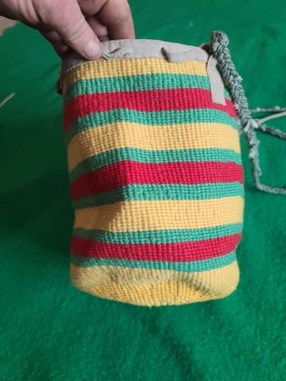 Plateau full-turn twined bucket bag ("sally bag" form) in dyed yarn, plate 128