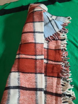 Reversible coarse-woven plaid wool throw, rust and cream one face / pale blue and cream the other, macrame-knotted fringe, plate 142