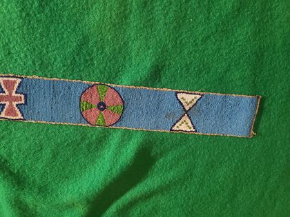 Fully beaded Plateau belt / beaded strip with rosettes and hourglass motifs, plate 46