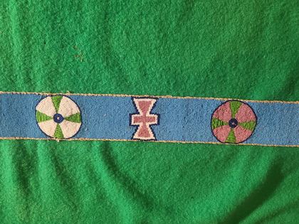 Fully beaded Plateau belt / beaded strip with rosettes and hourglass motifs, plate 47