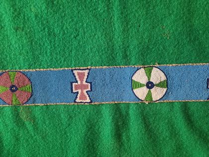 Fully beaded Plateau belt / beaded strip with rosettes and hourglass motifs, plate 48