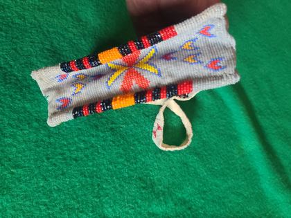 Small zippered beaded purse with star and heart motifs, plate 66