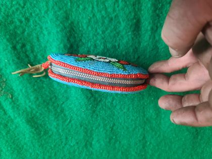 Contour-beaded floral zippered coin purse with buckskin tassel, plate 84